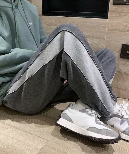 emi+（エミプラス）の「サイドジップデザイン２WAYライン入りスウェットパンツ（その他パンツ・レディース・ホワイト/チャコールグレー/ライトブルー/ブラック/グレー/ブルー・S/M/L）」の4枚目の写真