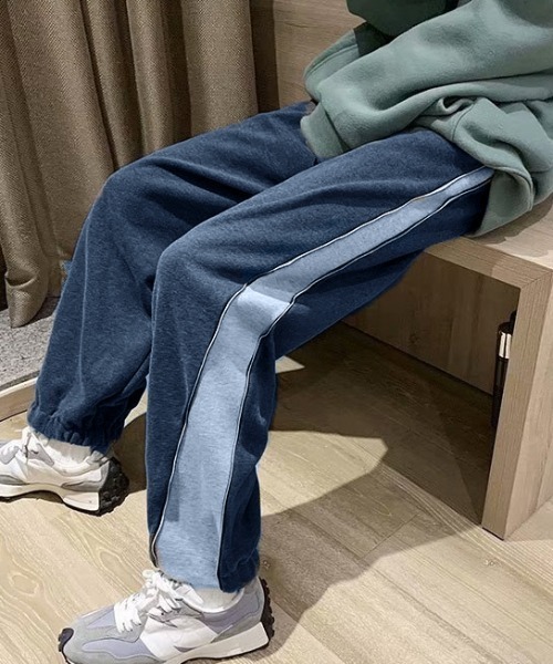 emi+（エミプラス）の「サイドジップデザイン２WAYライン入りスウェットパンツ（その他パンツ・レディース・ホワイト/チャコールグレー/ライトブルー/ブラック/グレー/ブルー・S/M/L）」の6枚目の写真
