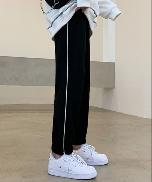 emi+（エミプラス）の「サイドジップデザイン２WAYライン入りスウェットパンツ（その他パンツ・レディース・ホワイト/チャコールグレー/ライトブルー/ブラック/グレー/ブルー・S/M/L）」の7枚目の写真