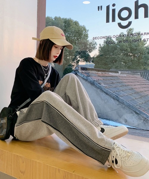 emi+（エミプラス）の「サイドジップデザイン２WAYライン入りスウェットパンツ（その他パンツ・レディース・ホワイト/チャコールグレー/ライトブルー/ブラック/グレー/ブルー・S/M/L）」の11枚目の写真