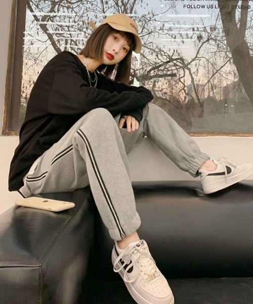 emi+（エミプラス）の「サイドジップデザイン２WAYライン入りスウェットパンツ（その他パンツ・レディース・ホワイト/チャコールグレー/ライトブルー/ブラック/グレー/ブルー・S/M/L）」の13枚目の写真