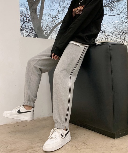 emi+（エミプラス）の「サイドジップデザイン２WAYライン入りスウェットパンツ（その他パンツ・レディース・ホワイト/チャコールグレー/ライトブルー/ブラック/グレー/ブルー・S/M/L）」の16枚目の写真