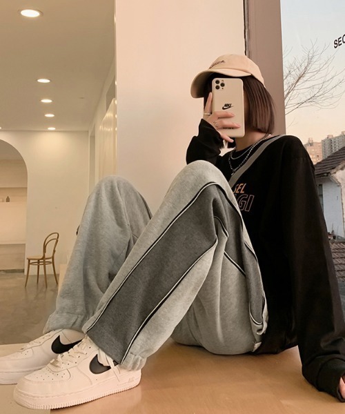 emi+（エミプラス）の「サイドジップデザイン２WAYライン入りスウェットパンツ（その他パンツ・レディース・ホワイト/チャコールグレー/ライトブルー/ブラック/グレー/ブルー・S/M/L）」の17枚目の写真