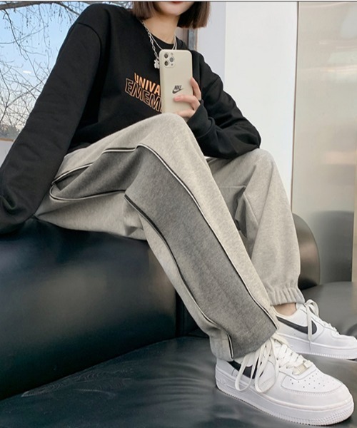 emi+（エミプラス）の「サイドジップデザイン２WAYライン入りスウェットパンツ（その他パンツ・レディース・ホワイト/チャコールグレー/ライトブルー/ブラック/グレー/ブルー・S/M/L）」の20枚目の写真