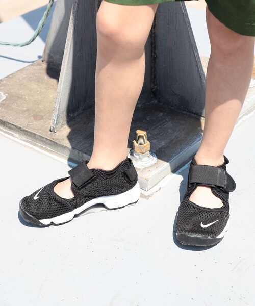 NIKE（ナイキ）の「NIKE:AIR RIFT（サンダル・キッズ・ブラック・20/18/19/17/21）」の3枚目の写真
