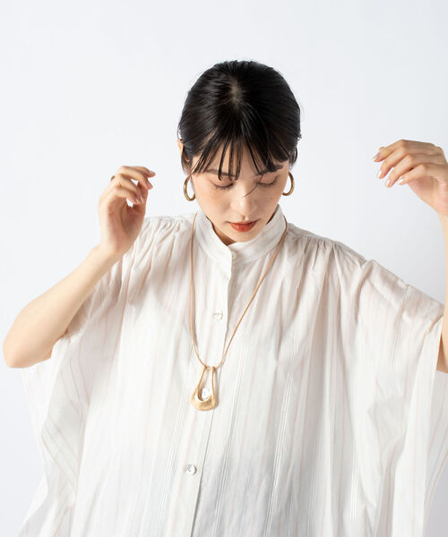 NOLLEY’S（ノーリーズ）の「U字トップ革ひもネックレス（ネックレス・レディース・シルバー/ゴールド/ブラック・FREE）」の3枚目の写真