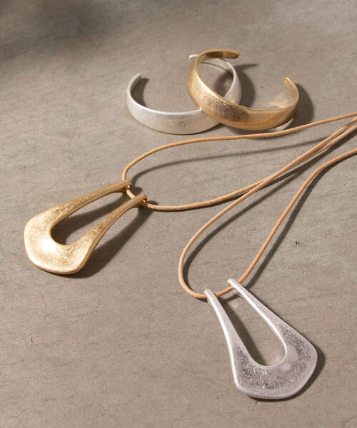 NOLLEY’S（ノーリーズ）の「U字トップ革ひもネックレス（ネックレス・レディース・シルバー/ゴールド/ブラック・FREE）」の4枚目の写真