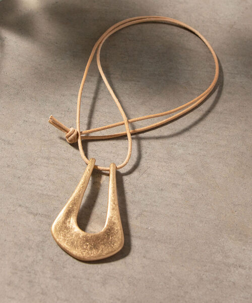 NOLLEY’S（ノーリーズ）の「U字トップ革ひもネックレス（ネックレス・レディース・シルバー/ゴールド/ブラック・FREE）」の5枚目の写真