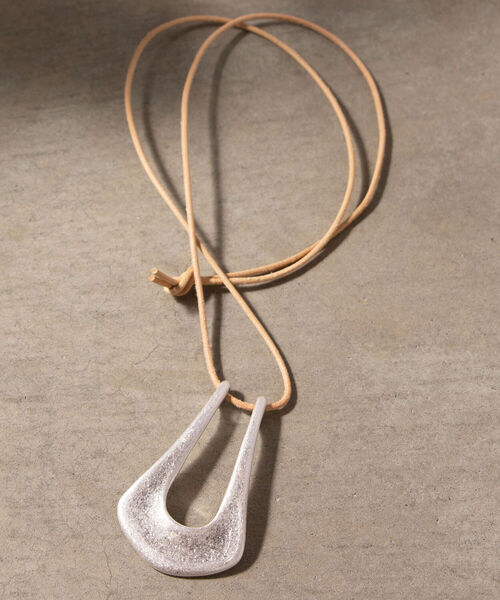 NOLLEY’S（ノーリーズ）の「U字トップ革ひもネックレス（ネックレス・レディース・シルバー/ゴールド/ブラック・FREE）」の7枚目の写真