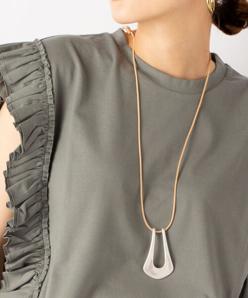 NOLLEY’S（ノーリーズ）の「U字トップ革ひもネックレス（ネックレス・レディース・シルバー/ゴールド/ブラック・FREE）」の9枚目の写真