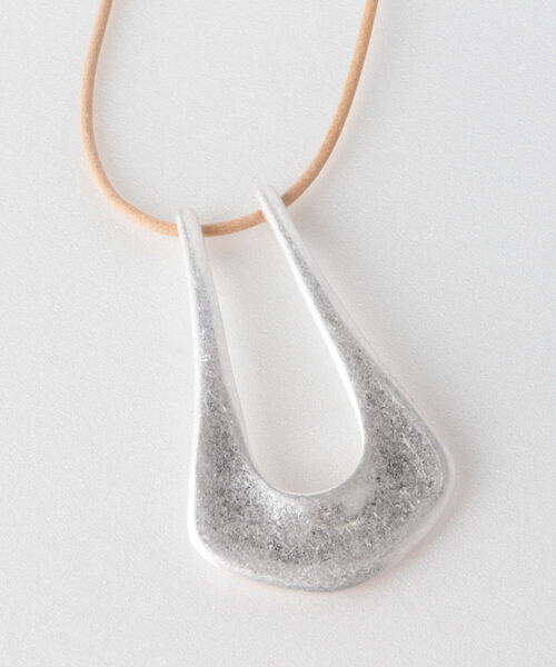 NOLLEY’S（ノーリーズ）の「U字トップ革ひもネックレス（ネックレス・レディース・シルバー/ゴールド/ブラック・FREE）」の13枚目の写真