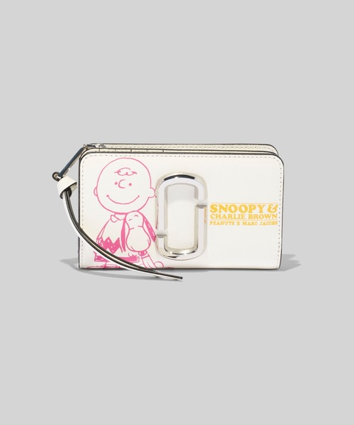 MARC JACOBS（マークジェイコブス）の「PEANUTS X MARC JACOBS THE SNAPSHOT SNOOPY COMPACT WALLET/ピーナッツ X マーク ジェイコブス ザ スナップショット スヌーピー コンパクト ウォレット 二つ折り財布（財布・レディース・ホワイト系その他・ONE SIZE）」の2枚目の写真