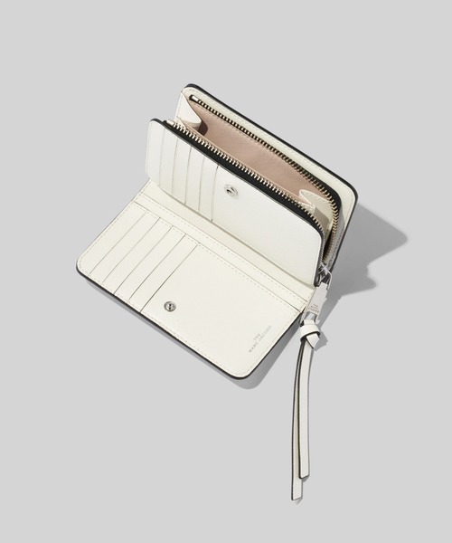 MARC JACOBS（マークジェイコブス）の「PEANUTS X MARC JACOBS THE SNAPSHOT SNOOPY COMPACT WALLET/ピーナッツ X マーク ジェイコブス ザ スナップショット スヌーピー コンパクト ウォレット 二つ折り財布（財布・レディース・ホワイト系その他・ONE SIZE）」の5枚目の写真