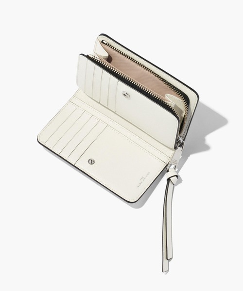 MARC JACOBS（マークジェイコブス）の「PEANUTS X MARC JACOBS THE SNAPSHOT SNOOPY COMPACT WALLET/ピーナッツ X マーク ジェイコブス ザ スナップショット スヌーピー コンパクト ウォレット 二つ折り財布（財布・レディース・ホワイト系その他・ONE SIZE）」の8枚目の写真