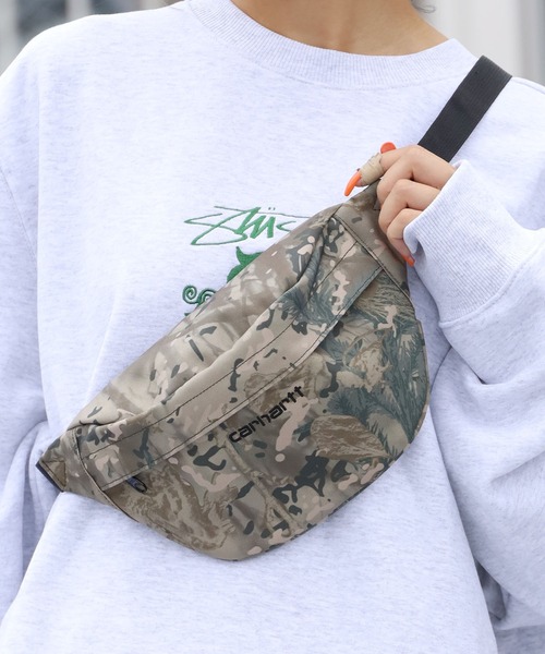 Carhartt WIP(カーハートダブリューアイピー)の「Carhartt WIP/カーハートダブリューアイピー Payton Hip Bag ウエストバッグ/ ボディバッグ ロゴ刺繍(ボディバッグ/ウエストポーチ・メンズ・ブラック/グリーン系カモフラージュ・FREE)」の4枚目の写真