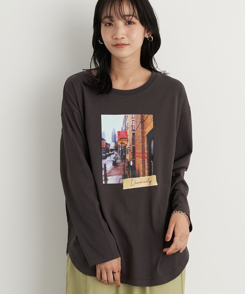 earth music&ecology(アースミュージックアンドエコロジー)の「フォトプリント長袖プルオーバー *(Tシャツ/カットソー・レディース・チャコールグレー/アイボリー/ホワイト系その他2・FREE)」の3枚目の写真