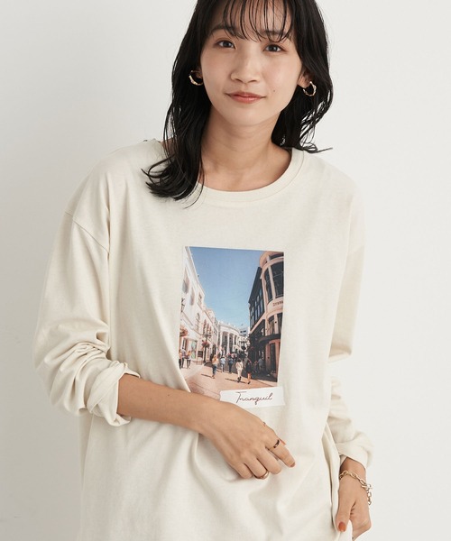 earth music&ecology(アースミュージックアンドエコロジー)の「フォトプリント長袖プルオーバー *(Tシャツ/カットソー・レディース・チャコールグレー/アイボリー/ホワイト系その他2・FREE)」の2枚目の写真