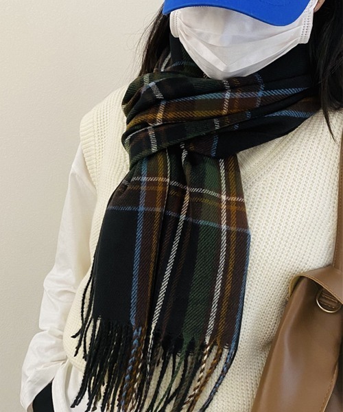 DAY CLOSET(デイ クローゼット)の「レディース 大判チェック柄フリンジストールマフラー(マフラー・レディース・レッド/ブラウン/ベージュ/ブラック/カーキ・ONE SIZE)」の6枚目の写真