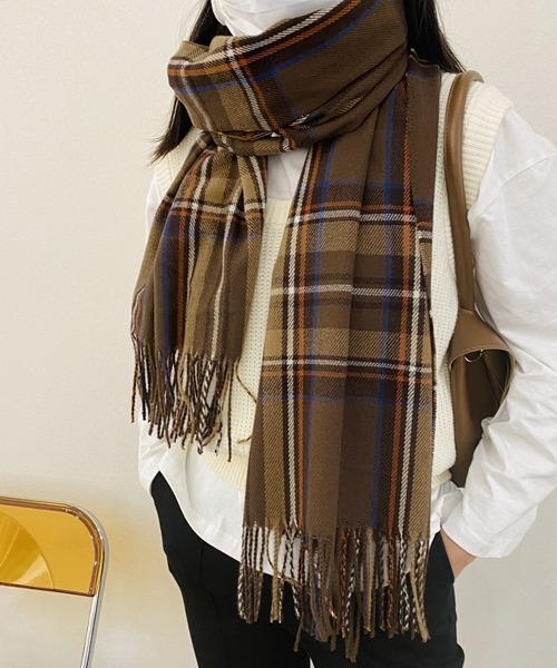 DAY CLOSET(デイ クローゼット)の「レディース 大判チェック柄フリンジストールマフラー(マフラー・レディース・レッド/ブラウン/ベージュ/ブラック/カーキ・ONE SIZE)」の7枚目の写真
