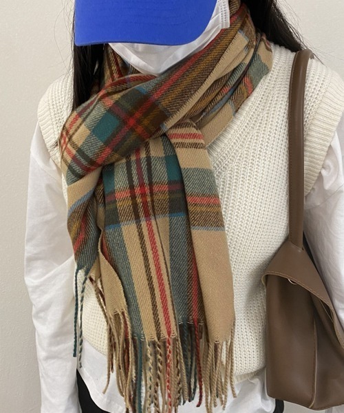 DAY CLOSET(デイ クローゼット)の「レディース 大判チェック柄フリンジストールマフラー(マフラー・レディース・レッド/ブラウン/ベージュ/ブラック/カーキ・ONE SIZE)」の9枚目の写真