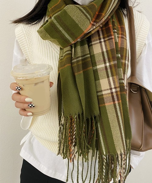DAY CLOSET(デイ クローゼット)の「レディース 大判チェック柄フリンジストールマフラー(マフラー・レディース・レッド/ブラウン/ベージュ/ブラック/カーキ・ONE SIZE)」の11枚目の写真