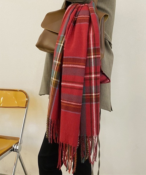 DAY CLOSET(デイ クローゼット)の「レディース 大判チェック柄フリンジストールマフラー(マフラー・レディース・レッド/ブラウン/ベージュ/ブラック/カーキ・ONE SIZE)」の13枚目の写真
