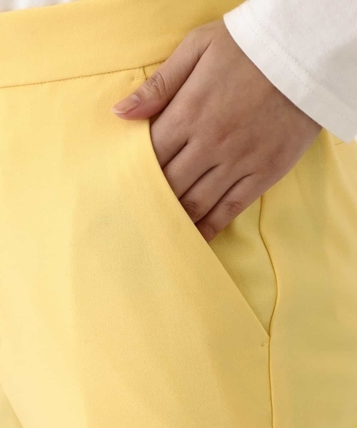 a.v.v(アーヴェヴェ)の「ストレッチフレアパンツ(その他パンツ・レディース・ブラック/イエロー・40/34/36/38/42)」の5枚目の写真