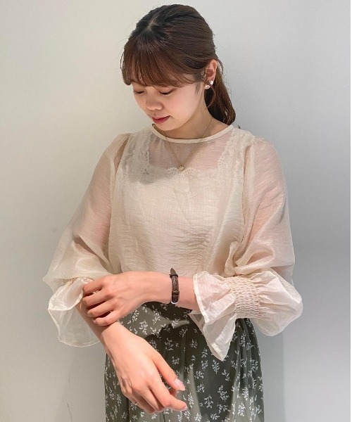 flower（フラワー）の「シャーリングスリーブブラウス（シャツ/ブラウス・レディース・ベージュ/ピンク/アイボリー・FREE）」の5枚目の写真