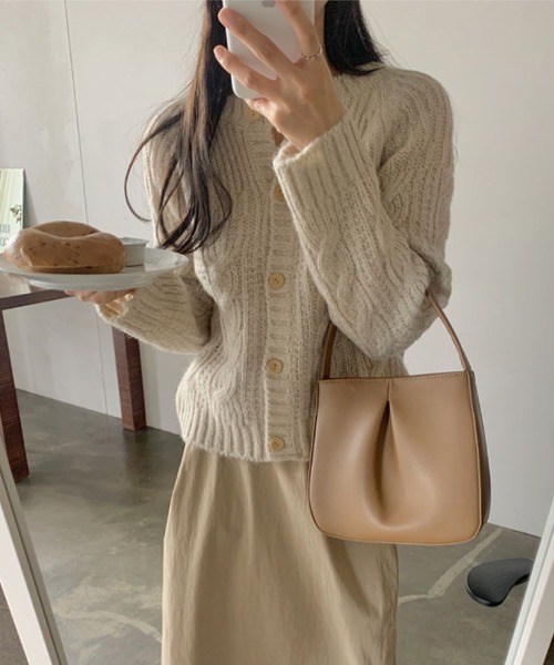 yuue' ( wear )(ユーイ)の「クルーネック ロングスリーブ ニットカーディガン(ニット/セーター・レディース・ピンク/アイボリー/ブルー・FREE)」の11枚目の写真