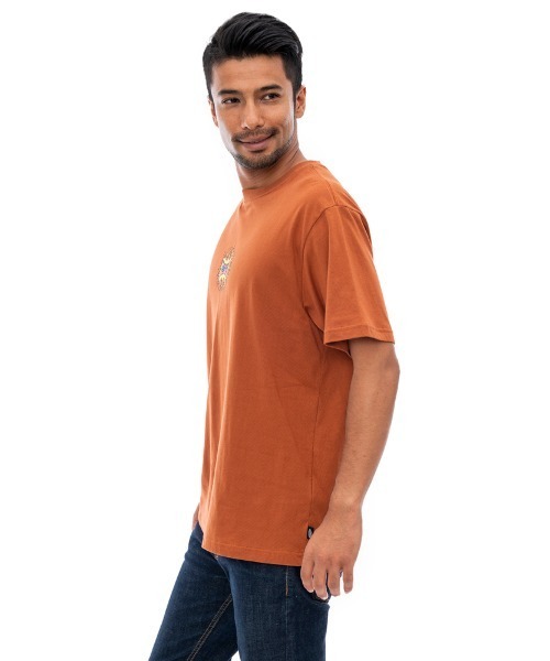 BILLABONG（ビラボン）の「【直営店限定】BILLABONG メンズ 【SKEGSS】 DAGGER SS Ｔシャツ 【2022年秋冬モデル】/ビラボン半袖Tシャツ（Tシャツ/カットソー・メンズ・ブラウン・MEDIUM/LARGE）」の2枚目の写真
