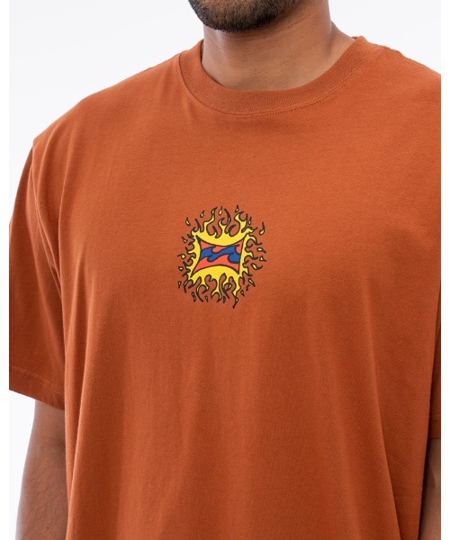 BILLABONG（ビラボン）の「【直営店限定】BILLABONG メンズ 【SKEGSS】 DAGGER SS Ｔシャツ 【2022年秋冬モデル】/ビラボン半袖Tシャツ（Tシャツ/カットソー・メンズ・ブラウン・MEDIUM/LARGE）」の3枚目の写真