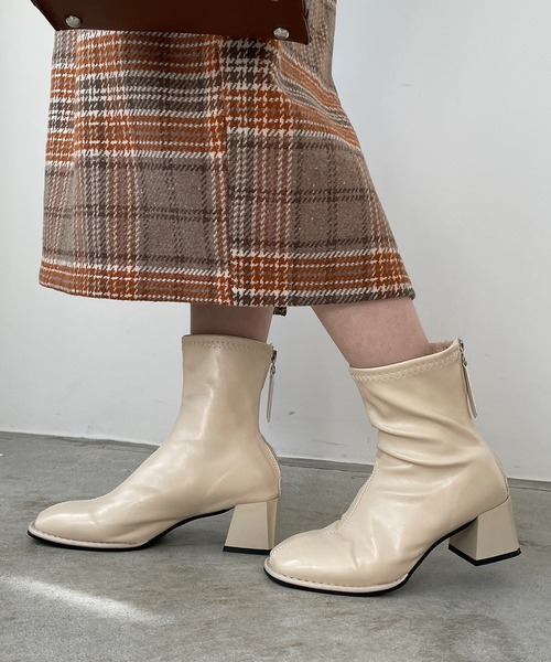 210nouve（トゥージュヌーブ）の「スクエアトゥストレッチショートブーツ（ブーツ・レディース・ブラウン/ホワイト/ブラック・36/37/38/39）」の2枚目の写真