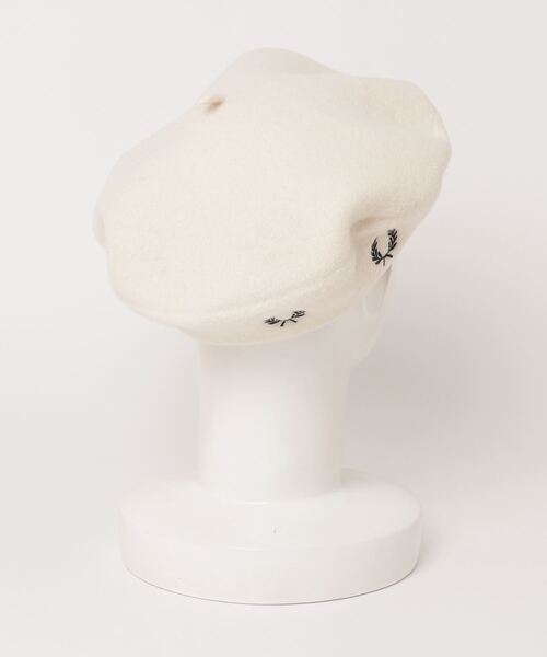 FRED PERRY（フレッドペリー）の「Laurel Wreath Beret（ハンチング/ベレー帽・メンズ・ベージュ・ONE SIZE）」の2枚目の写真