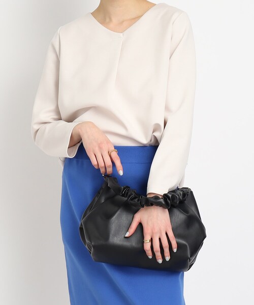 SHOO・LA・RUE（シューラルー）の「◆【2WAY】ギャザーショルダー（ショルダーバッグ・レディース・アイボリー/ブラック/ダークグリーン・00）」の7枚目の写真