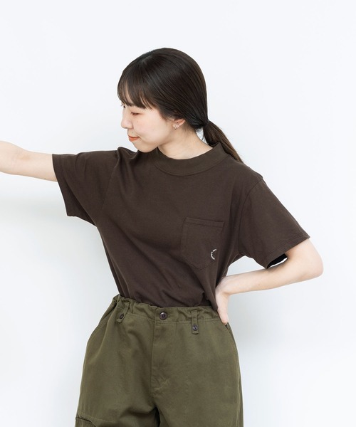 PAR ICI（パーリッシィ）の「度詰め天竺ポケット刺繍 モックネックTシャツ（Tシャツ/カットソー・レディース・レッド/ブラウン/杢グレー/ホワイト/ネイビー・FREE）」の17枚目の写真