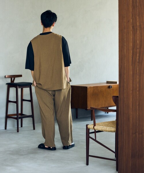 FREAK'S STORE(フリークスストア)の「KONECO/コネーソ 別注 プルオーバーVネックベスト/リネン(ベスト・メンズ・チャコールグレー/ブラック/ベージュ/ホワイト/グリーン・MEDIUM/LARGE)」の11枚目の写真