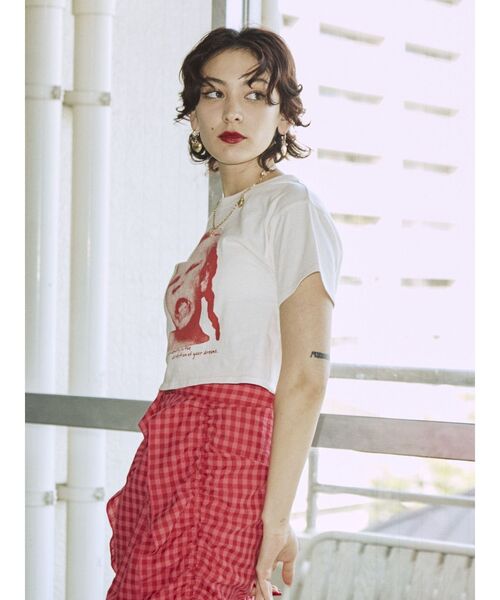 jouetie（ジュエティ）の「ガールフォトクロップドフィット Tシャツ（Tシャツ/カットソー・レディース・オフホワイト/ブラック/グリーン・MEDIUM）」の4枚目の写真