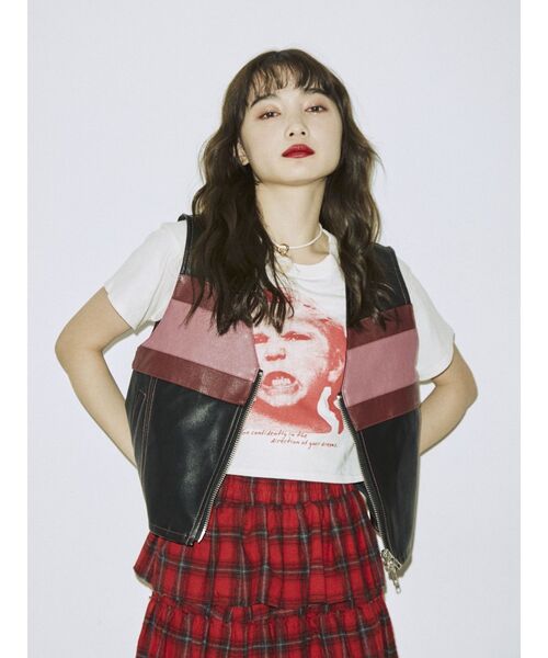 jouetie（ジュエティ）の「ガールフォトクロップドフィット Tシャツ（Tシャツ/カットソー・レディース・オフホワイト/ブラック/グリーン・MEDIUM）」の9枚目の写真