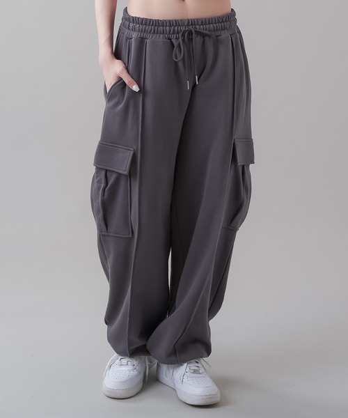 SPINNS（スピンズ）の「ピンタック入り 裏毛カーゴパンツ（カーゴパンツ・レディース・カーキ/オフホワイト/スミクロ/ブラック/オートミール・ONESIZE）」の4枚目の写真