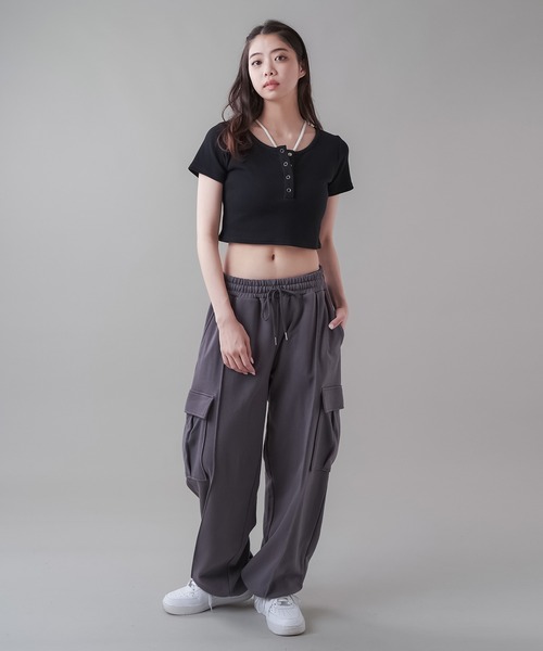 SPINNS（スピンズ）の「ピンタック入り 裏毛カーゴパンツ（カーゴパンツ・レディース・カーキ/オフホワイト/スミクロ/ブラック/オートミール・ONESIZE）」の20枚目の写真