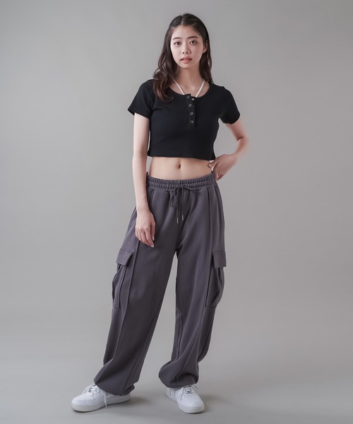 SPINNS（スピンズ）の「ピンタック入り 裏毛カーゴパンツ（カーゴパンツ・レディース・カーキ/オフホワイト/スミクロ/ブラック/オートミール・ONESIZE）」の21枚目の写真