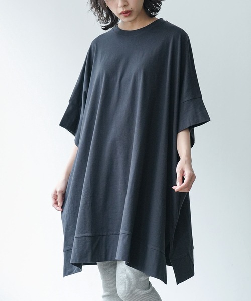 mili an deni(ミリアンデニ)の「マント型チュニックTシャツ(Tシャツ/カットソー・レディース・ブラック/アッシュグレー/カーキ/オフホワイト/チャコールグレー/ネイビー/ベージュ/オリーブ/ダークブルー/ブルー・L/M)」の2枚目の写真