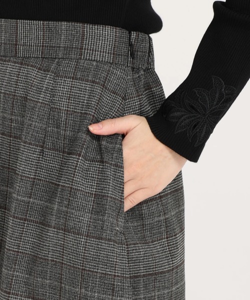 STRAWBERRY-FIELDS(ストロベリーフィールズ)の「TRPUチェック ロングスカート(スカート・レディース・ブラック/グレー・2)」の6枚目の写真