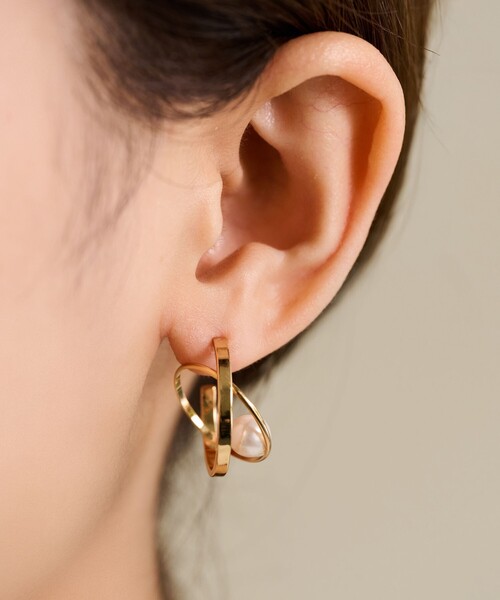 TOMORROWLAND （トゥモローランド）の「【別注】januka ダブルフープ パールピアス（ピアス（両耳用）・レディース・ホワイト×ゴールド・FREE）」の4枚目の写真