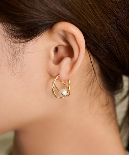 TOMORROWLAND （トゥモローランド）の「【別注】januka ダブルフープ パールピアス（ピアス（両耳用）・レディース・ホワイト×ゴールド・FREE）」の3枚目の写真