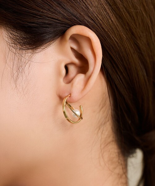 TOMORROWLAND （トゥモローランド）の「【別注】januka ダブルフープ パールピアス（ピアス（両耳用）・レディース・ホワイト×ゴールド・FREE）」の2枚目の写真