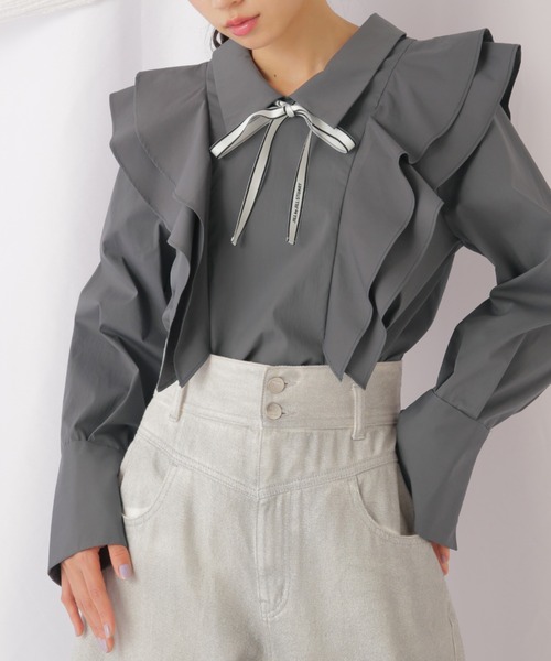 JILL by JILL STUART(ジルバイジルスチュアート)の「◇リボンツキラッフルブラウス(シャツ/ブラウス・レディース・グレー系その他/ホワイト・FREE)」の2枚目の写真