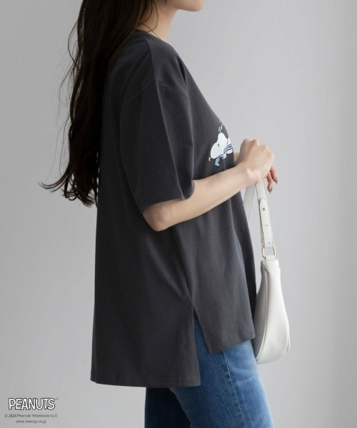 PEANUTS（ピーナッツ）の「【綿100%】PEANUTS スヌーピー スリット入りTシャツ（Tシャツ/カットソー・レディース・ホワイト/チャコールグレー/ブルー/クリーム・フリー）」の14枚目の写真