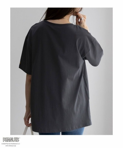 PEANUTS（ピーナッツ）の「【綿100%】PEANUTS スヌーピー スリット入りTシャツ（Tシャツ/カットソー・レディース・ホワイト/チャコールグレー/ブルー/クリーム・フリー）」の15枚目の写真
