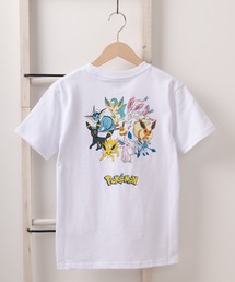 NEW ERA（ニューエラ）の「【NEW　ERA/ニューエラ】ポケモンコラボ ピカチュウ＆イーブイフレンズ バックプリントデザイン  半袖Tシャツ【 140ｃｍ-160ｃｍ】レギュラーフィット（Tシャツ/カットソー・キッズ）」